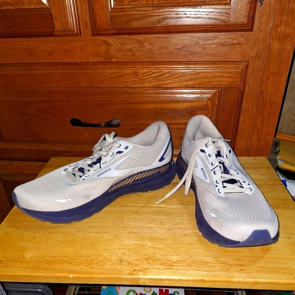 Men's Brooks Adrenaline GTS 23 Gray Running Shoes - . EUC
